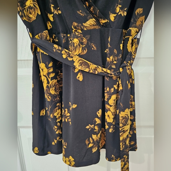 Torrid Black and Gold Floral Wrap Top with Tie in Size 2 - Picture 5 of 6